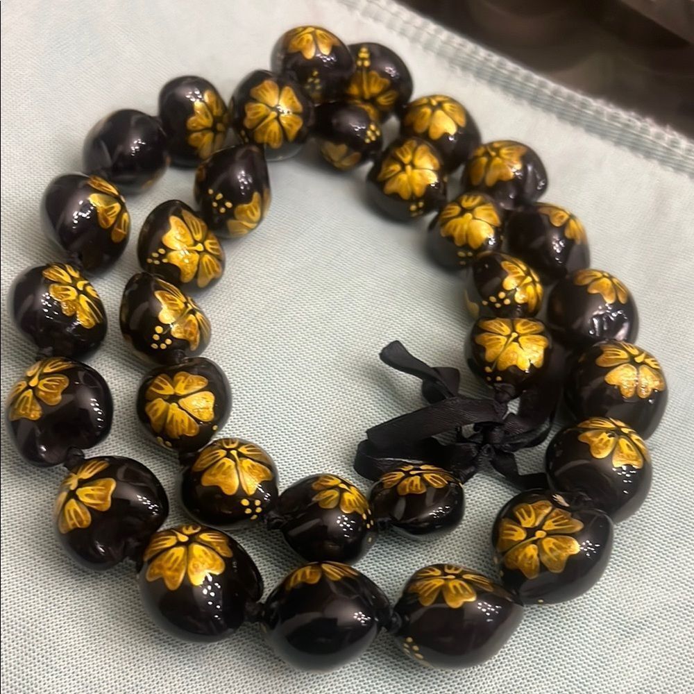 Elegant Black and Yellow Beaded Necklace